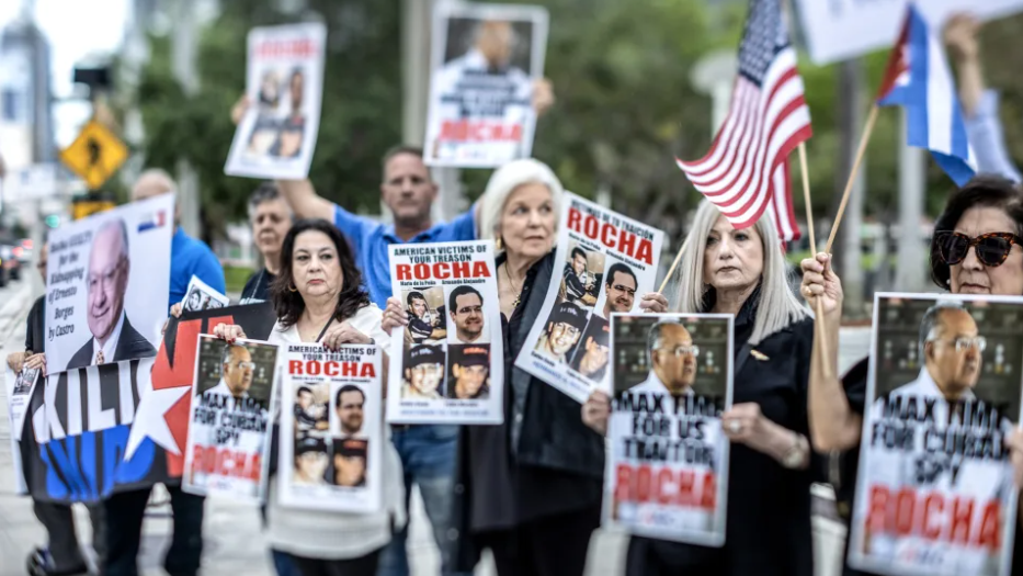 Manifestación de exiliados cubanos frente a la Corte Federal de Miami.